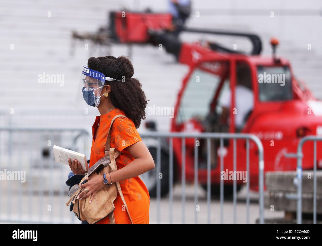 Paris, Frankreich. August 2020. Eine Frau, die eine Gesichtsmaske und einen Gesichtsschutz trägt, wird auf ihrem Weg zur Arbeit im Geschäftsviertel La Defense in der Nähe von Paris, Frankreich, am 20. August 2020 gesehen. Französische Arbeitnehmer sollten an allen kollektiven Arbeitsplätzen Masken tragen, als Teil eines Regierungsplans, um einen alarmierenden Anstieg der Coronavirus-Infektionen einzudämmen, kündigte Arbeitsministerin Elisabeth Borne am Dienstag an. Kredit: Gao Jing/Xinhua/Alamy Live Nachrichten Stockfoto