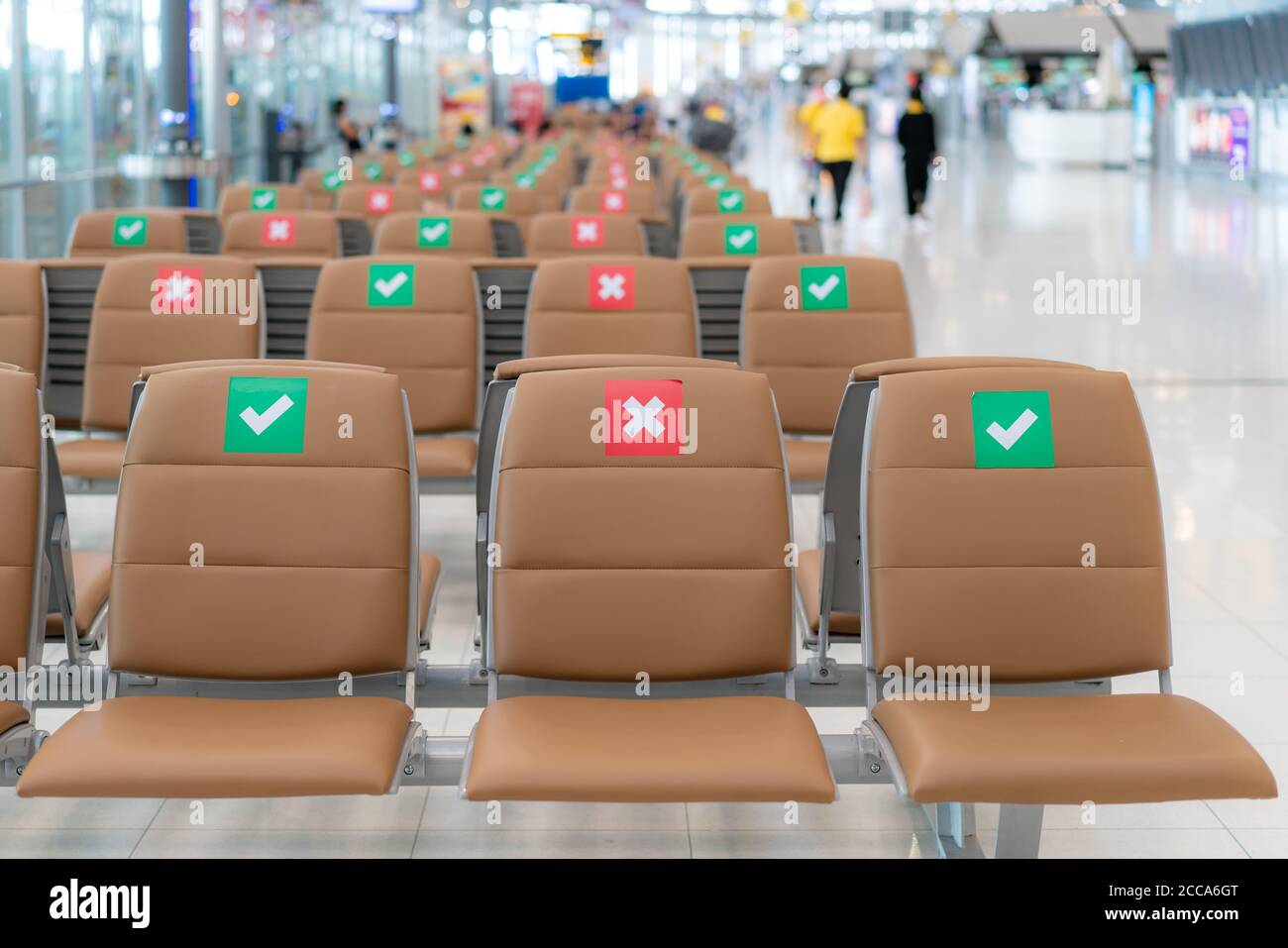 Soziale Distanz öffentlicher Stuhl Layout während Covid-19 Situation im Flughafenterminal. Leitfaden für das gemeinsame Stuhling. Schützen Sie sich vor Infektionen des Virus. Stockfoto