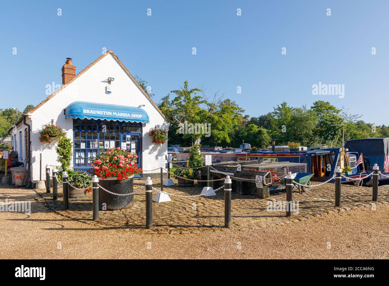 Braunston, Northamptonshire, UK - 20/08/20: Der Braunston Marina Shop verkauft Artikel für Bootsfahrer, die die nahe gelegenen Kanäle Grand Union und Oxford nutzen. Stockfoto