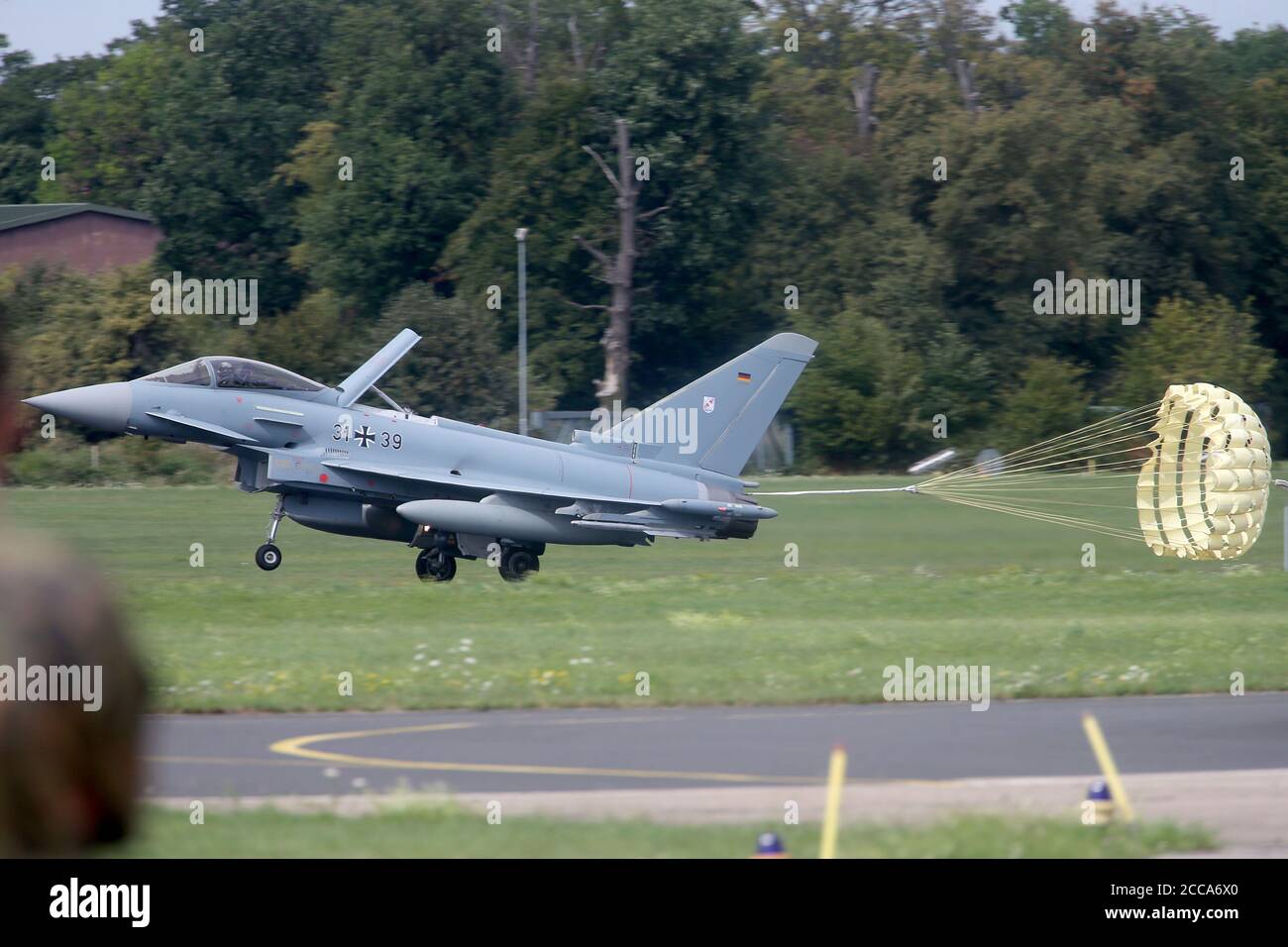 20. August 2020, Nordrhein-Westfalen, Nörvenich: Ein Eurofighter landet mit einem Fallschirm auf dem Luftwaffenstützpunkt in Nörvenich. Die deutsche Luftwaffe und die israelische Luftwaffe üben gemeinsam am Stützpunkt Nörvenich im Landkreis Düren. Foto: Oliver Berg/dpa Stockfoto