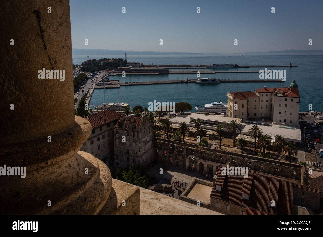 ABGELEGT - 28. August 2017, Kroatien, Split: Blick auf den Hafen von Split, aus dem Turm der Kathedrale genommen. Aufgrund der gestiegenen Zahl neuer Coronainfektionen hat das Auswärtige Amt für Teile der Urlaubsdestination Kroatien eine Reisewarnung herausgegeben. Die Reisewarnung gilt für die beiden südlichen Verwaltungsbezirke, die sogenannte ·ibenik-Knin-Grafschaft mit dem Nationalpark Krka und Split-Dalmatien mit der Hafenstadt Split und den Inseln Brac und Hvar. Das bundeseigene Robert Koch-Institut (RKI) hatte zuvor die Einstufung der Regionen als Risikogebiete veröffentlicht Stockfoto