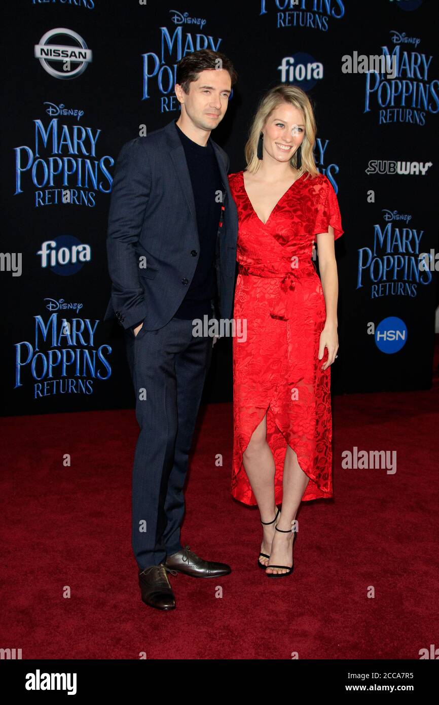 LOS ANGELES - NOV 29: Topher Grace, Ashley Hinshaw im Mary Poppins kehrt zurück Premiere im El Capitan Theater am 29. November 2018 in Los Angeles, CA Stockfoto