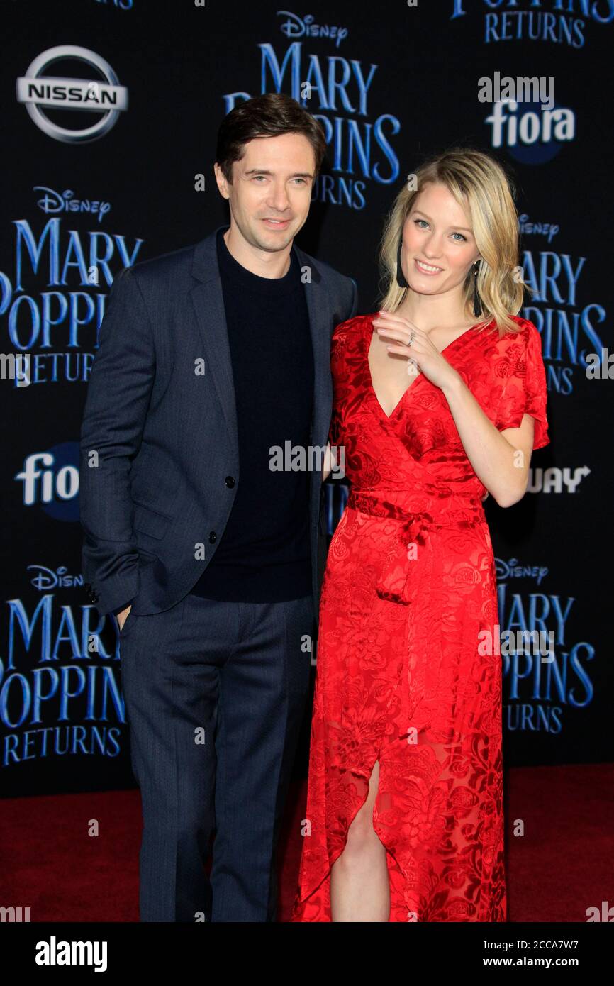 LOS ANGELES - NOV 29: Topher Grace, Ashley Hinshaw im Mary Poppins kehrt zurück Premiere im El Capitan Theater am 29. November 2018 in Los Angeles, CA Stockfoto