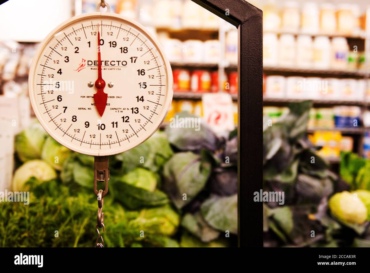 Produzieren Waage im Supermarkt Stockfoto Produzieren Waage im Supermarkt Stockfoto