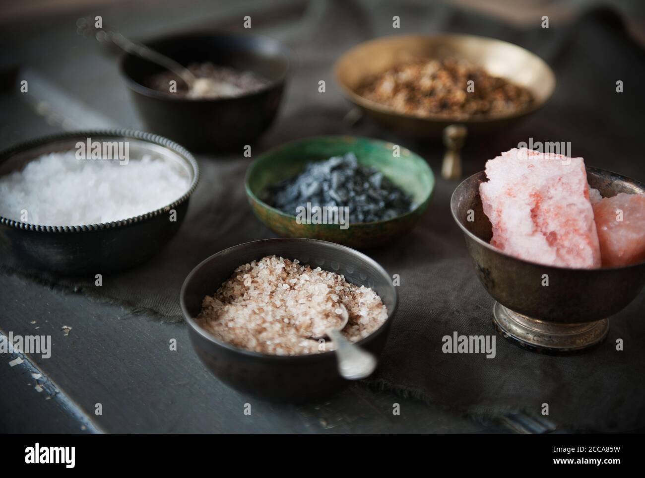 Nahaufnahme von Salzsorten auf dem Tisch Stockfoto