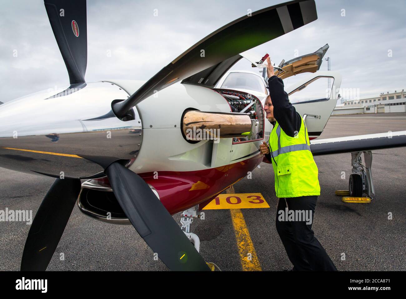 Fährpilot Margrit Budert Walz macht einen Übernachtungsstop in Keflervik auf Island und wird von der Bodencrew auf dem Fährflug mit der Socata TBM 900 von Südfrankreich nach Kalifornien auf der legendären Nordatlantikroute unterwiesen. Stockfoto