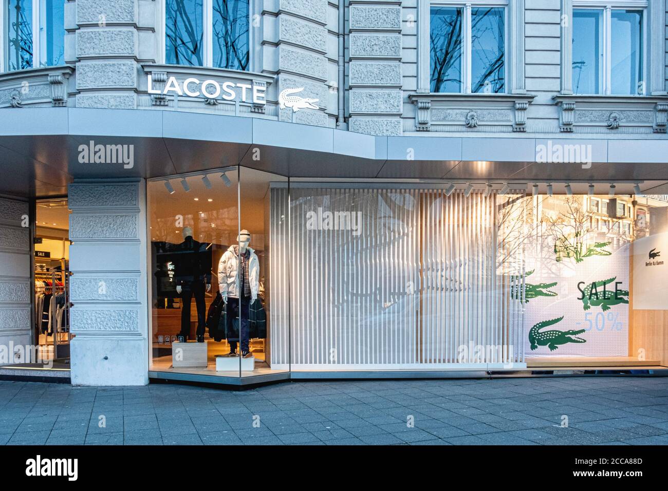 Lacoste Fashion Retailer selld Bekleidung & Accessoires für Herren & Damen,  Kurfürstendamm 213, Charlottenburg, Berlin Stockfotografie - Alamy