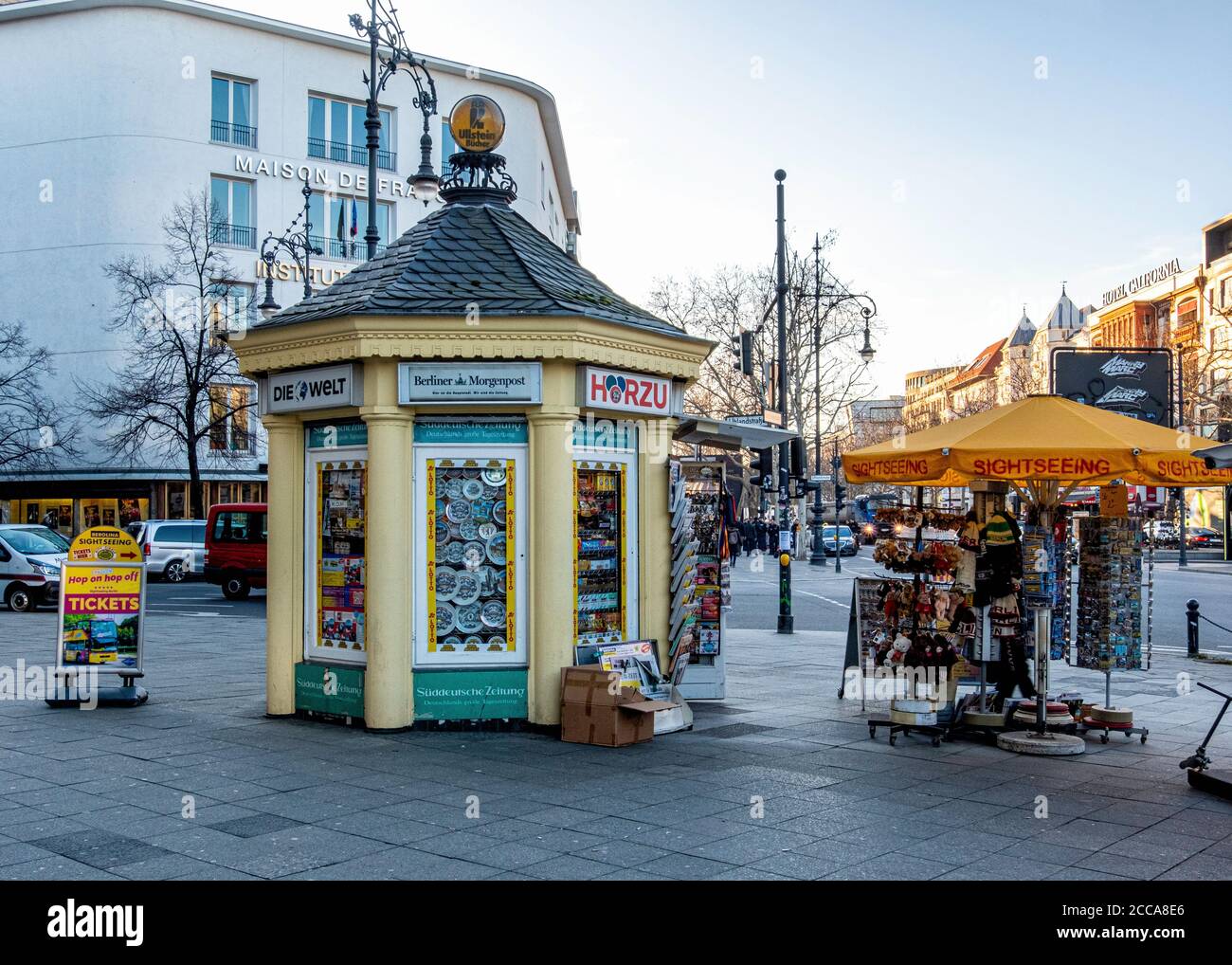 Kiosk mit Kuriositäten, Erinnerungsstücken, Zeitschriften & Zeitungen in Ku'damm, Charlottenburg, Berlin Stockfoto