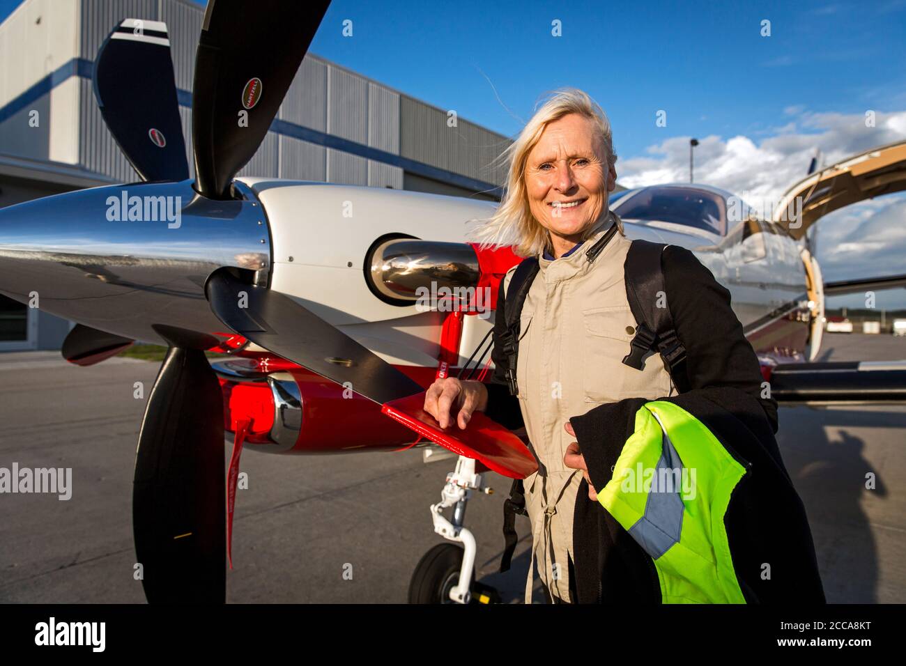 Fährpilot Margrit Budert Walz hält für die Nacht in Rapid City USA und bereitet das Flugzeug auf die Pause am Flugplatz während des Fährfluges mit der Socata TBM 900 von Südfrankreich nach Kalifornien auf der legendären Nordatlantikroute vor. Stockfoto