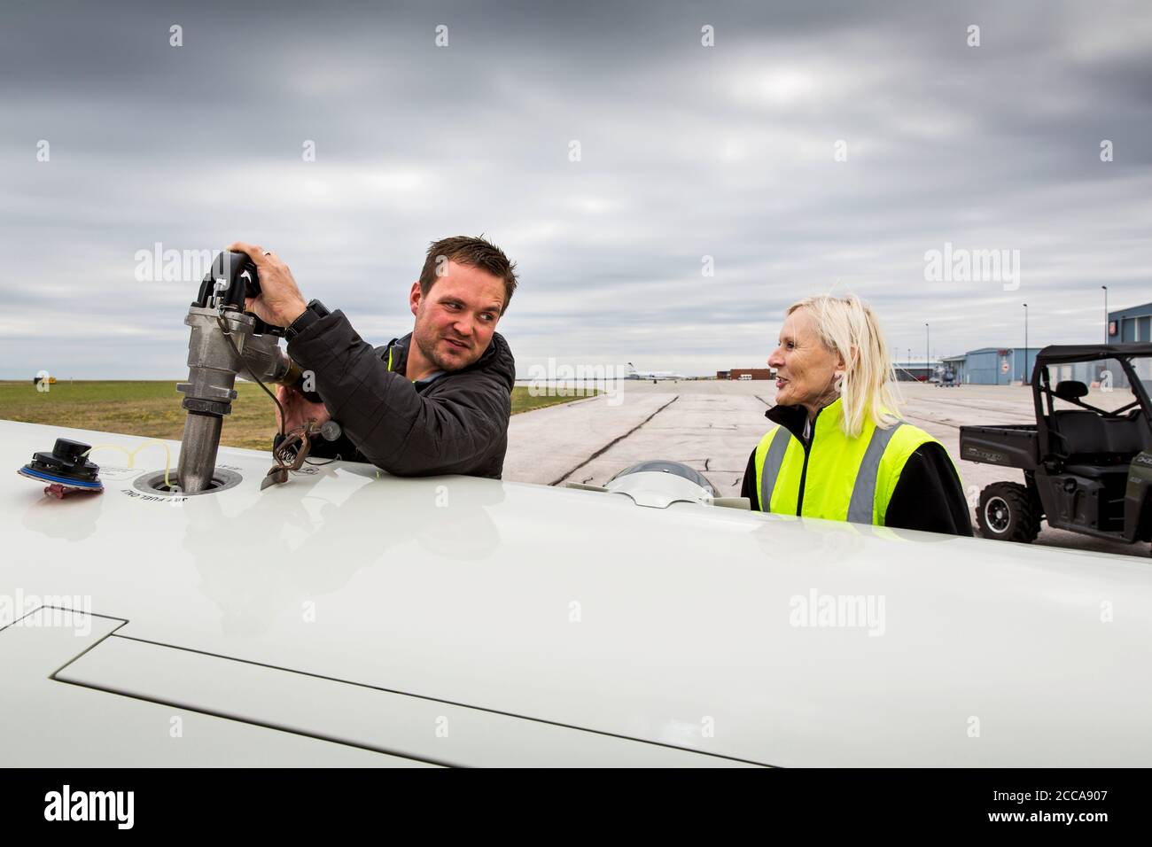 Fährpilot Margrit Budert Walz hat das Flugzeug auf dem Flughafen in Rapid South Dakotter während des Fährfluges mit der Socata TBM 900 von Südfrankreich nach Kalifornien auf der legendären Nordatlantikroute betankt. Stockfoto