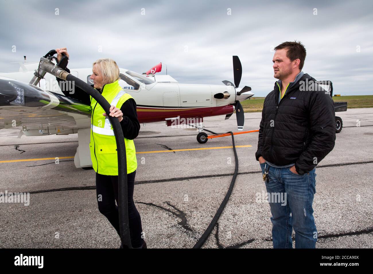 Fährpilot Margrit Budert Walz hat das Flugzeug auf dem Flughafen in Rapid South Dakotter während des Fährfluges mit der Socata TBM 900 von Südfrankreich nach Kalifornien auf der legendären Nordatlantikroute betankt. Stockfoto