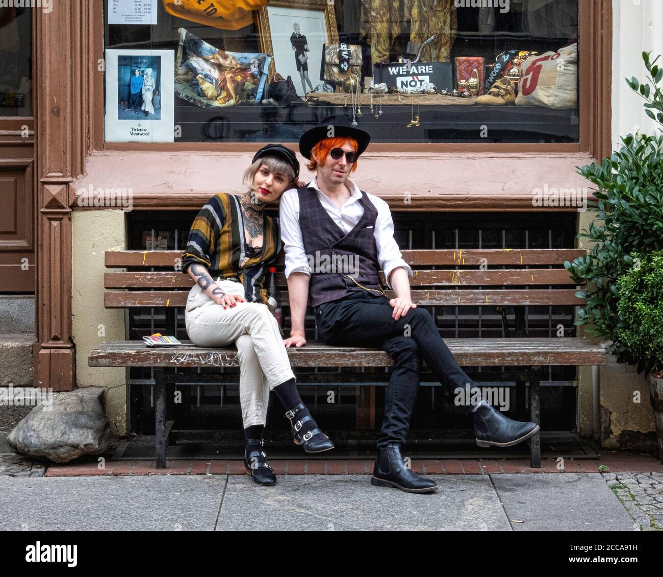 Berlin Mitte, Mulackstrasse 26. World End - Britische Designerin Vivienne Westwood Fashion Shop mit trendigen jungen Paar sitzt draußen auf der Bank Stockfoto