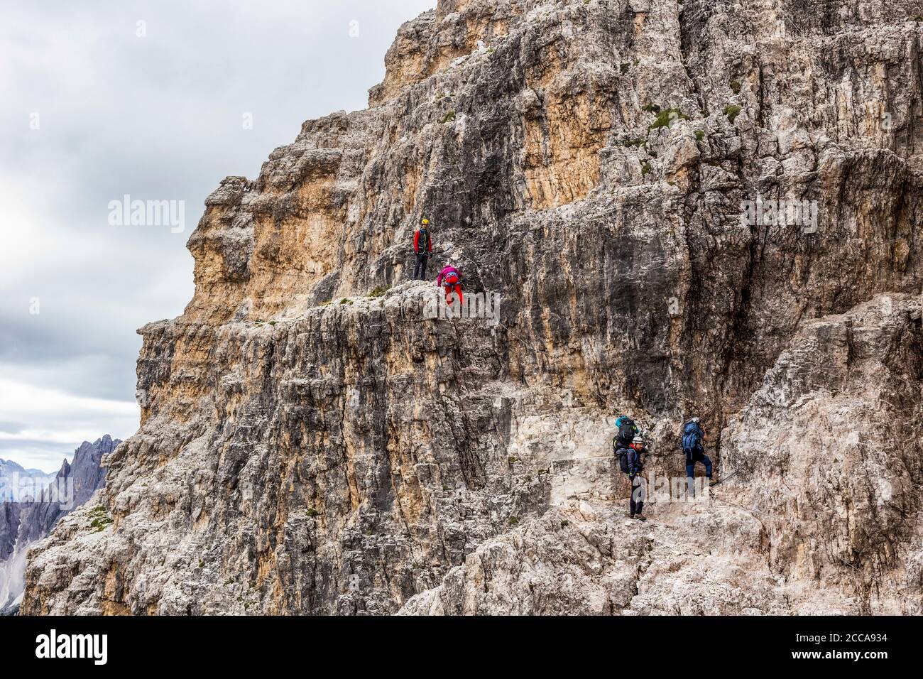 Italien Venetien - Bergsteiger auf dem Klettersteig (Innerkfler-De Luca) Nach Monte Paterno Stockfoto