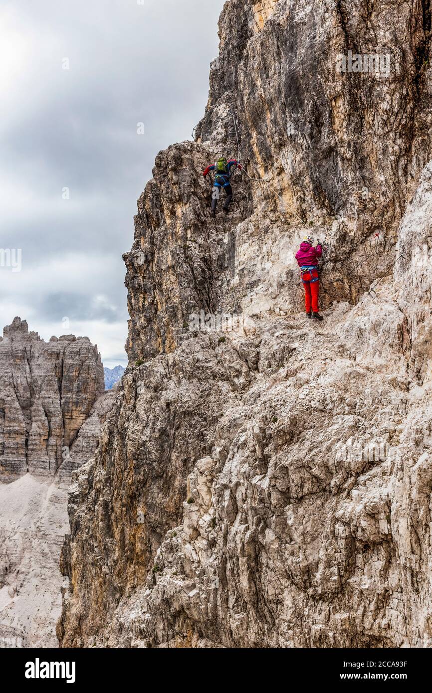 Italien Venetien - Bergsteiger auf dem Klettersteig (Innerkfler-De Luca) Nach Monte Paterno Stockfoto