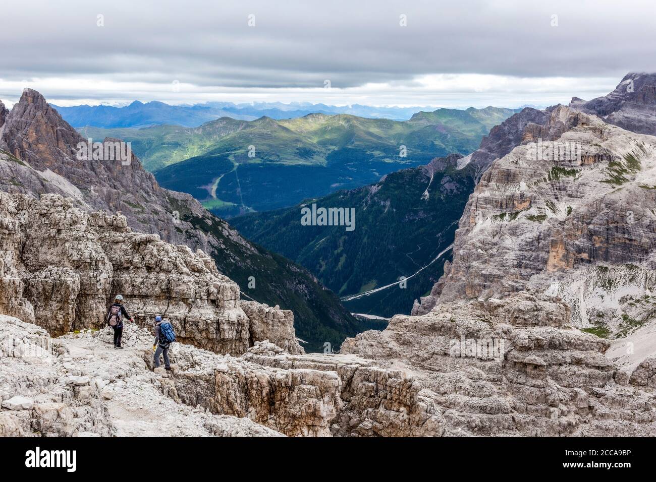 Italien Venetien - Bergsteiger auf dem Klettersteig (Innerkfler-De Luca) Nach Monte Paterno Stockfoto