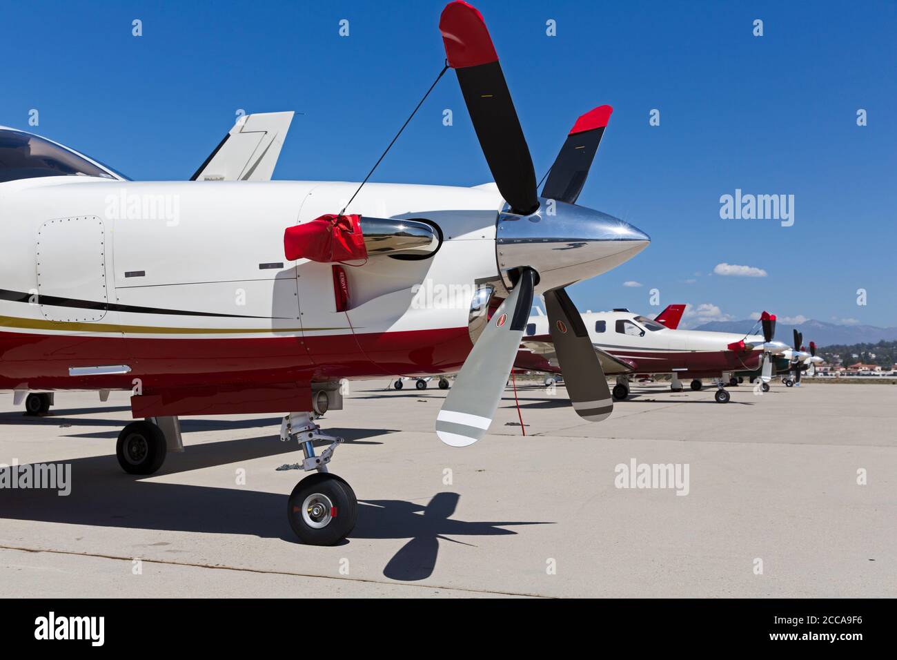 Camarillo Airport in Kalifornien, wo die Fährpilot Margrit Budert Walz die Socata TBM 900 liefert. Und so ist ihre Mission erfüllt. Die Flugzeuge werden vom Generalvertreter von Sacota technisch inspiziert und an die Kunden geliefert. Stockfoto