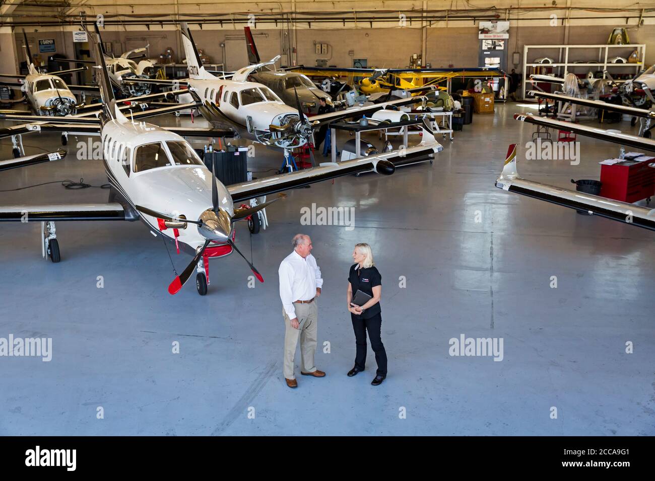 Camarillo Airport in Kalifornien, wo die Fährpilot Margrit Budert Walz die Socata TBM 900 liefert. Und so ist ihre Mission erfüllt. Die Flugzeuge werden vom Generalvertreter von Sacota technisch inspiziert und an die Kunden geliefert. Stockfoto