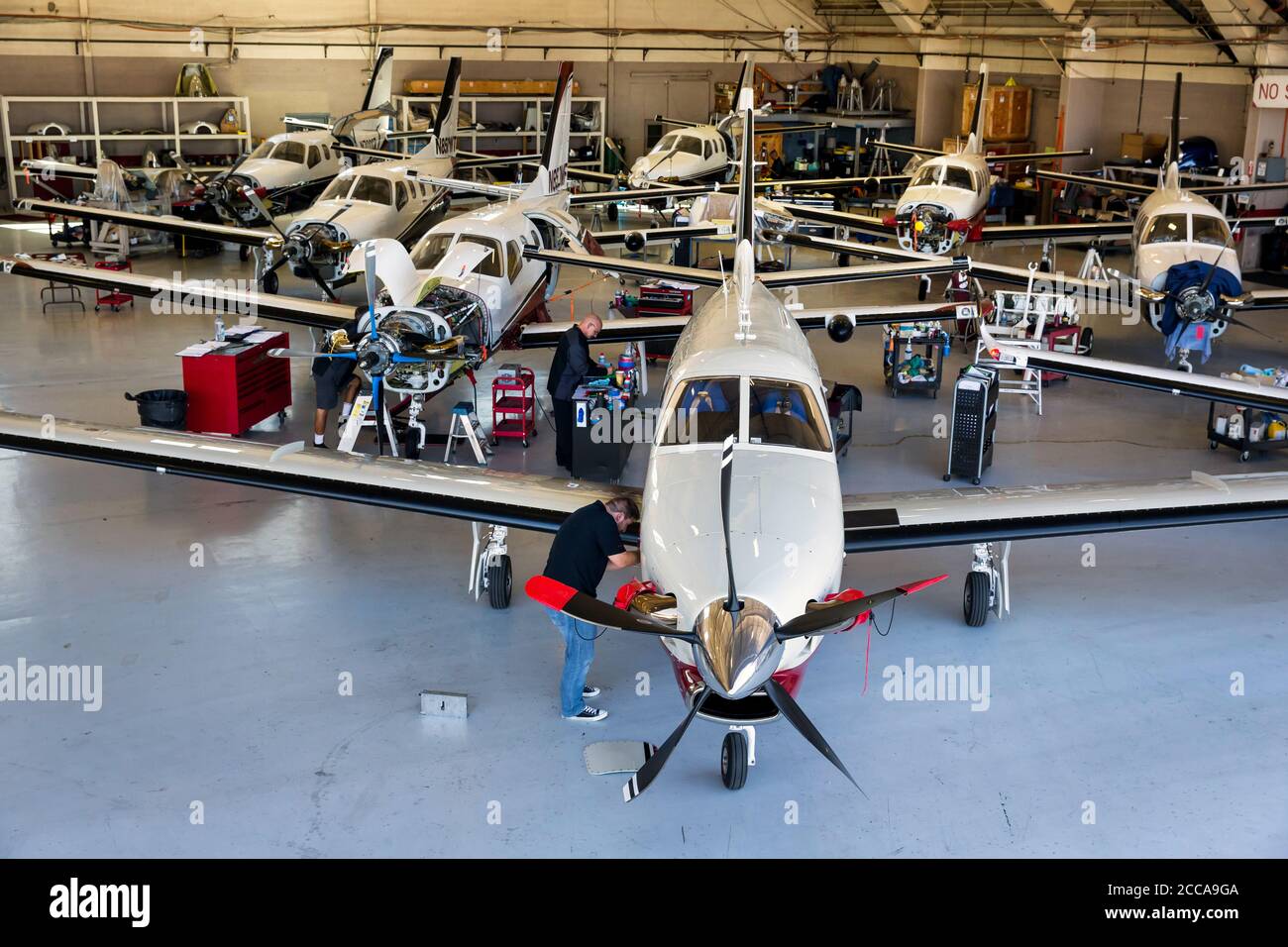 Camarillo Airport in Kalifornien, wo die Fährpilot Margrit Budert Walz die Socata TBM 900 liefert. Und so ist ihre Mission erfüllt. Die Flugzeuge werden vom Generalvertreter von Sacota technisch inspiziert und an die Kunden geliefert. Stockfoto