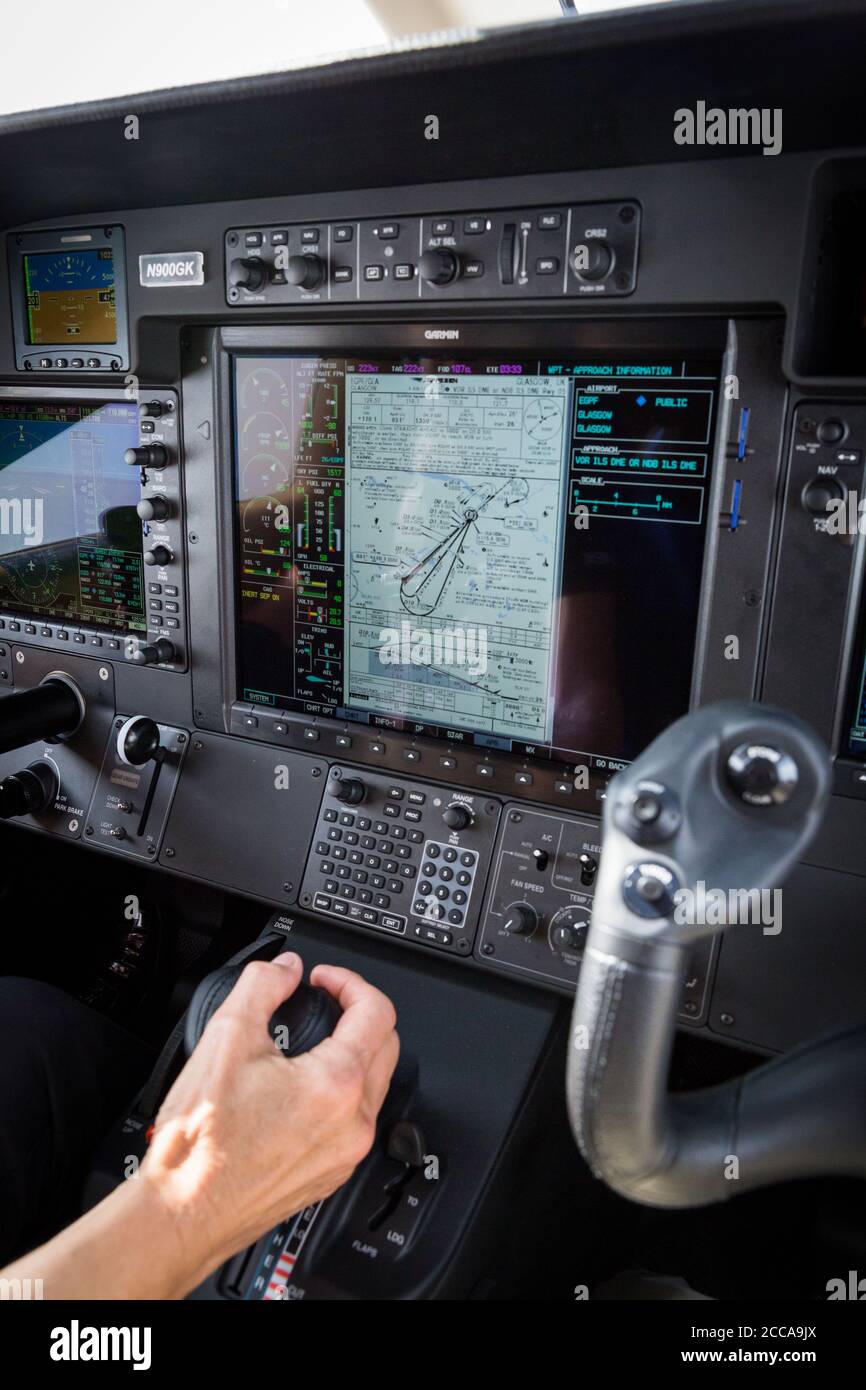 Anflugverfahren für den Flughafen in Glasgow für Ferry-Pilot Margrit Budert Walz im Cockpit der Socata TBM 900, während des Fährfluges von Südfrankreich nach Kalifornien auf der legendären Nordatlantikroute. Stockfoto