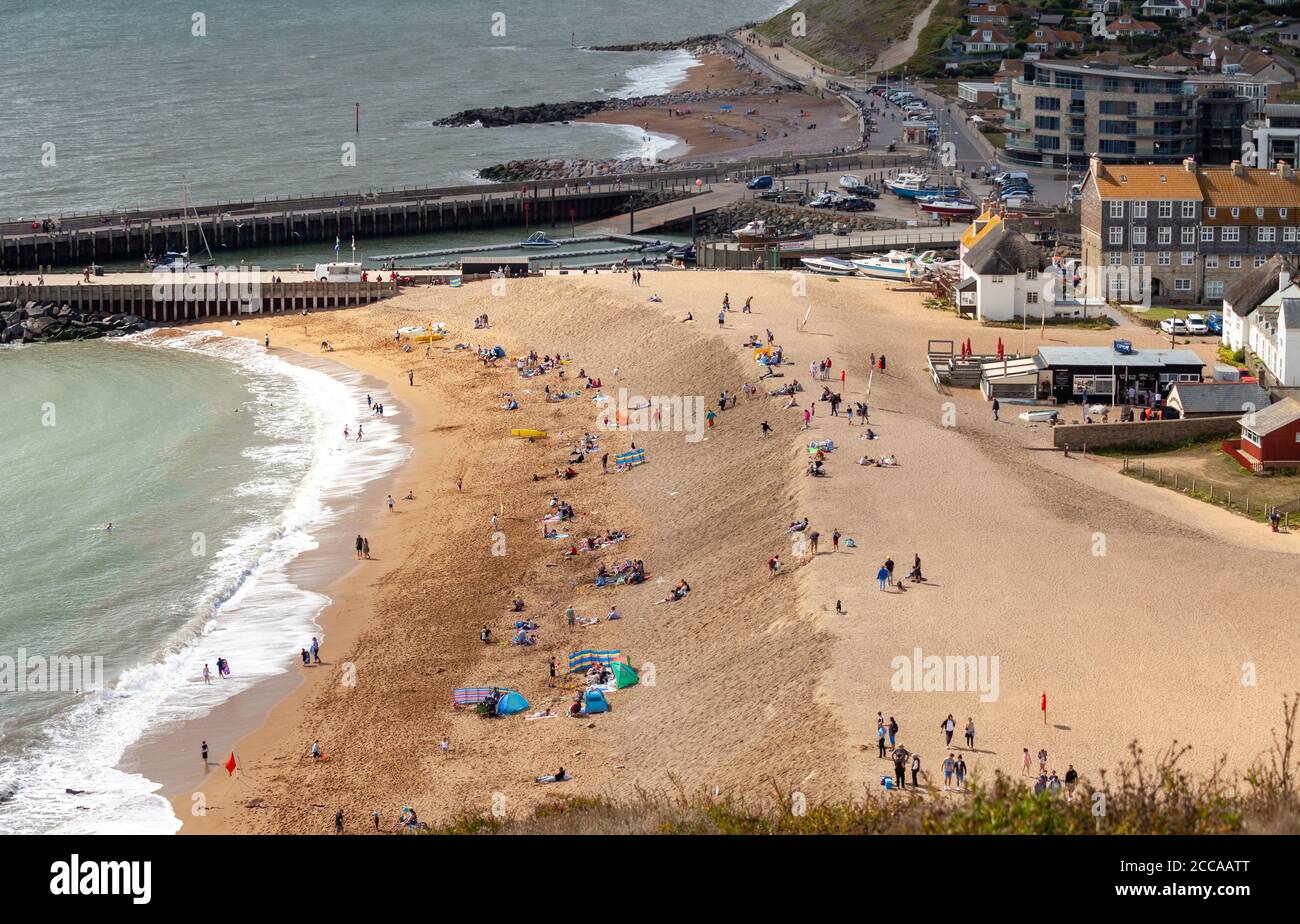 Blick auf den West Bay Beach entlang des South West Coast Path, an der Jurassic Coast, Dorset, England, Großbritannien Stockfoto