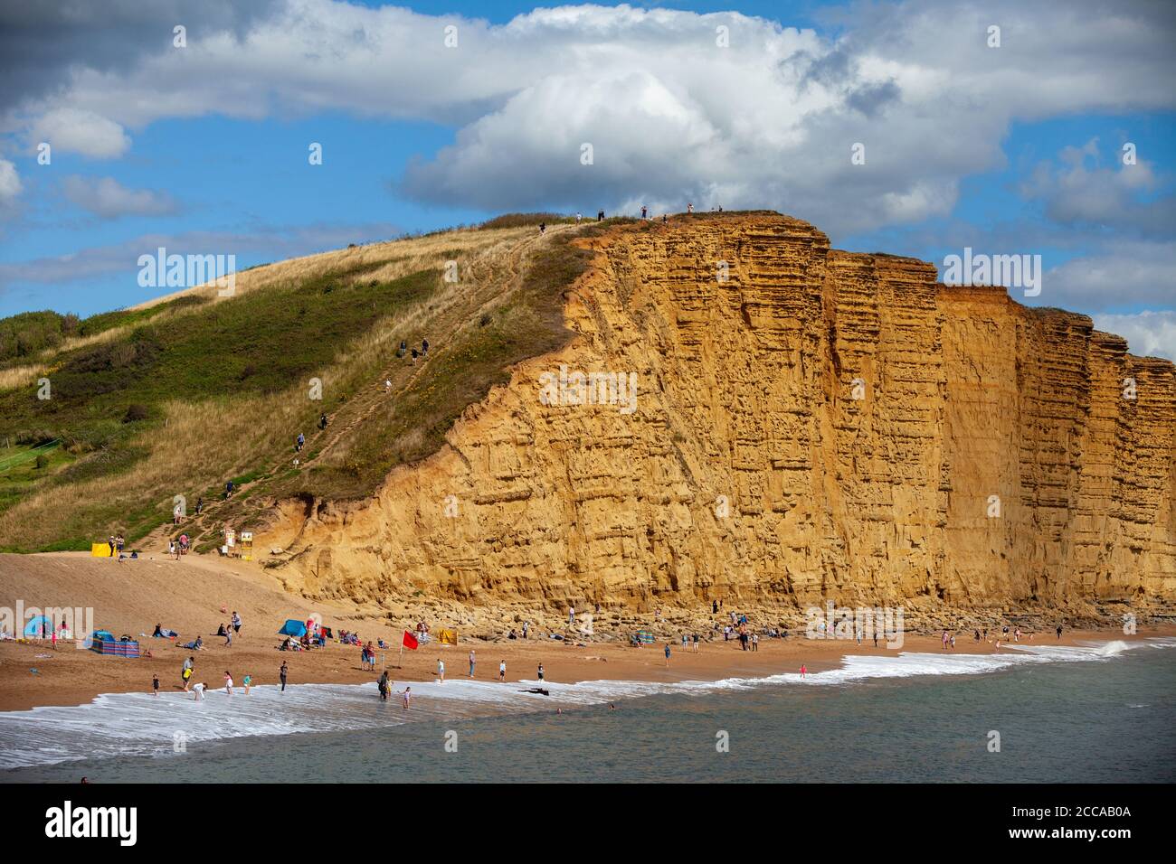 Der Strand und die Klippen von West Bay Dorset, im Sommer 2020 Stockfoto
