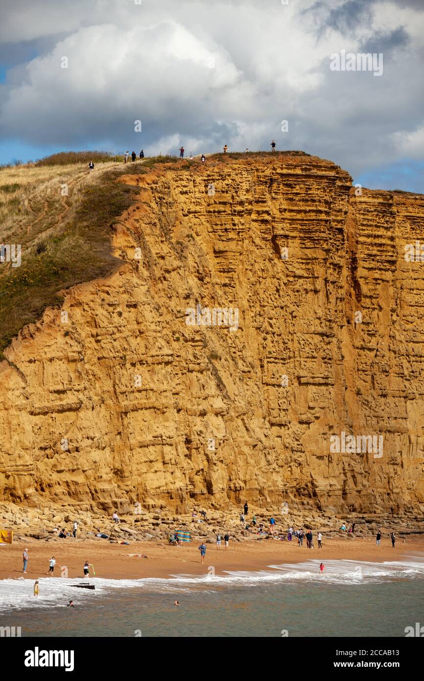 Der Strand und die Klippen von West Bay Dorset, im Sommer 2020 Stockfoto