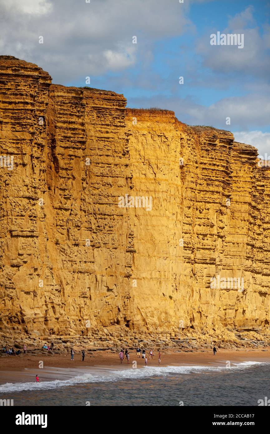 Der Strand und die Klippen von West Bay Dorset, im Sommer 2020 Stockfoto