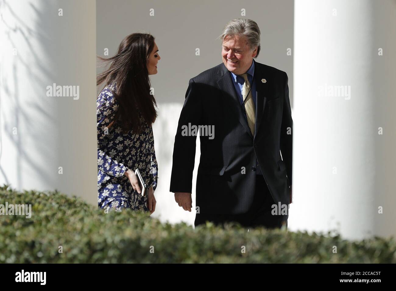 ***DATEI FOTO*** ehemaliger Trump-Berater Steve Bannon verhaftet und vor 40 Jahren im Gefängnis wegen Betrugs-Anschuldigungen. Der Direktor des Weißen Hauses für strategische Kommunikation Hope Hicks (L) und Senior Counselor des Präsidenten und Chief Strategist des Weißen Hauses Steve Bannon gehen nach einem bilateralen Treffen zwischen US-Präsident Donald Trump und dem japanischen Premierminister Shinzo Abe am 10. Februar 2017 in Washington, DC, die West Wing Colonnade hinunter. Trump und Abe werden voraussichtlich viele Themen diskutieren, darunter Handels- und Sicherheitsbeziehungen, und werden später am Tag eine gemeinsame Pressekonferenz abhalten. Kredit: Chip Somodevilla Stockfoto