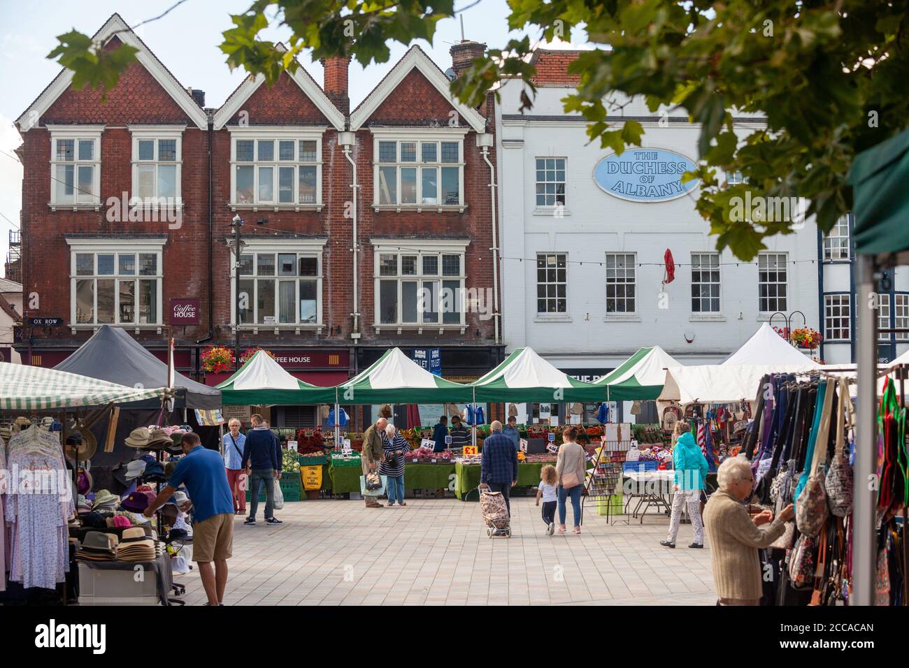 Leute, die draußen einen Drink auf dem Salisbury Market Square, Wiltshire, England, genießen Stockfoto