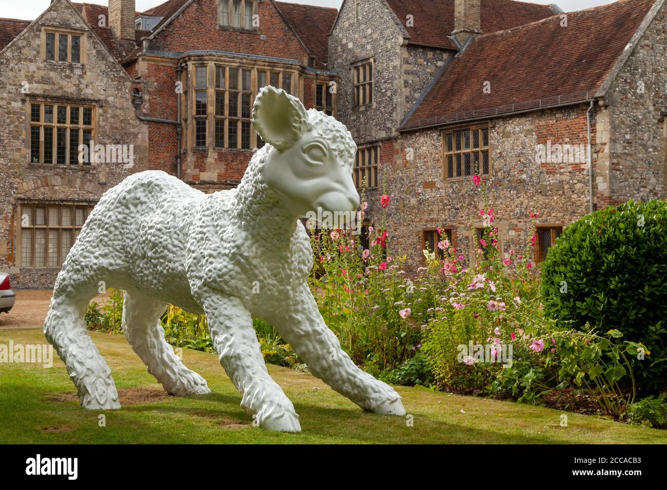 Das Lamm von Gareth Knowles auf dem Rasen im Salisbury Museum, Wiltshire, Großbritannien Stockfoto
