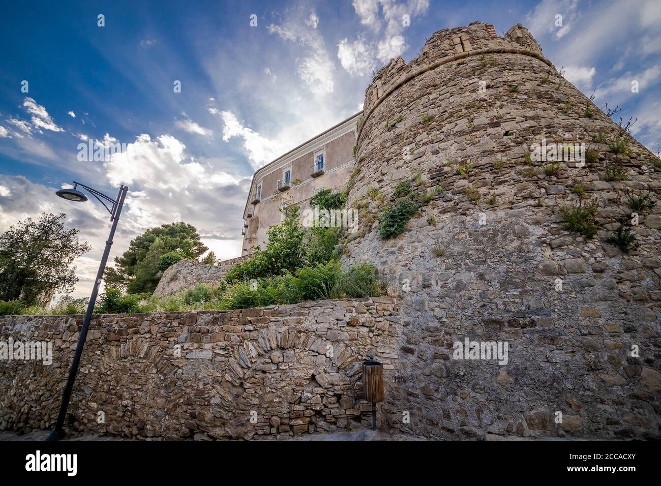 Turm des alten Schlosses von Castellabate im 12. Jahrhundert erbaut, um sich von Sarazenen Überfälle, Cilento-Küste, Kampanien, Italien zu verteidigen. Stockfoto