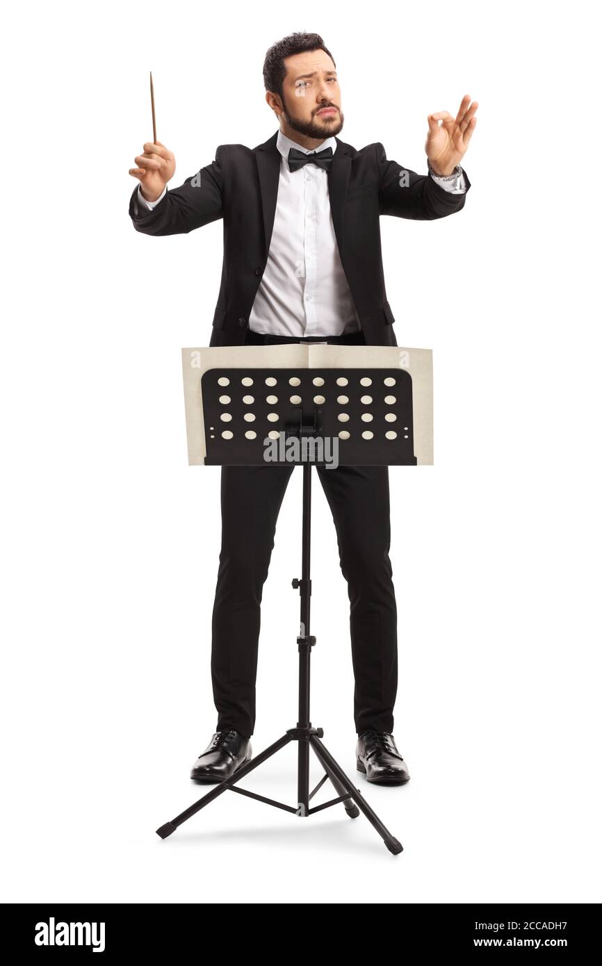 Junger männlicher Dirigent, der eine Performance auf weißem Hintergrund isoliert lenkt Stockfoto