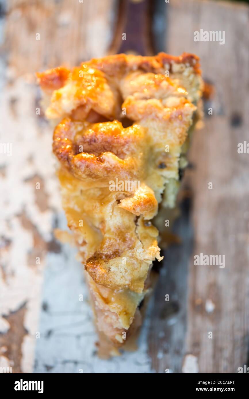 Apfelkuchen mit Rosinen, Mandeln und Zimt Stockfoto