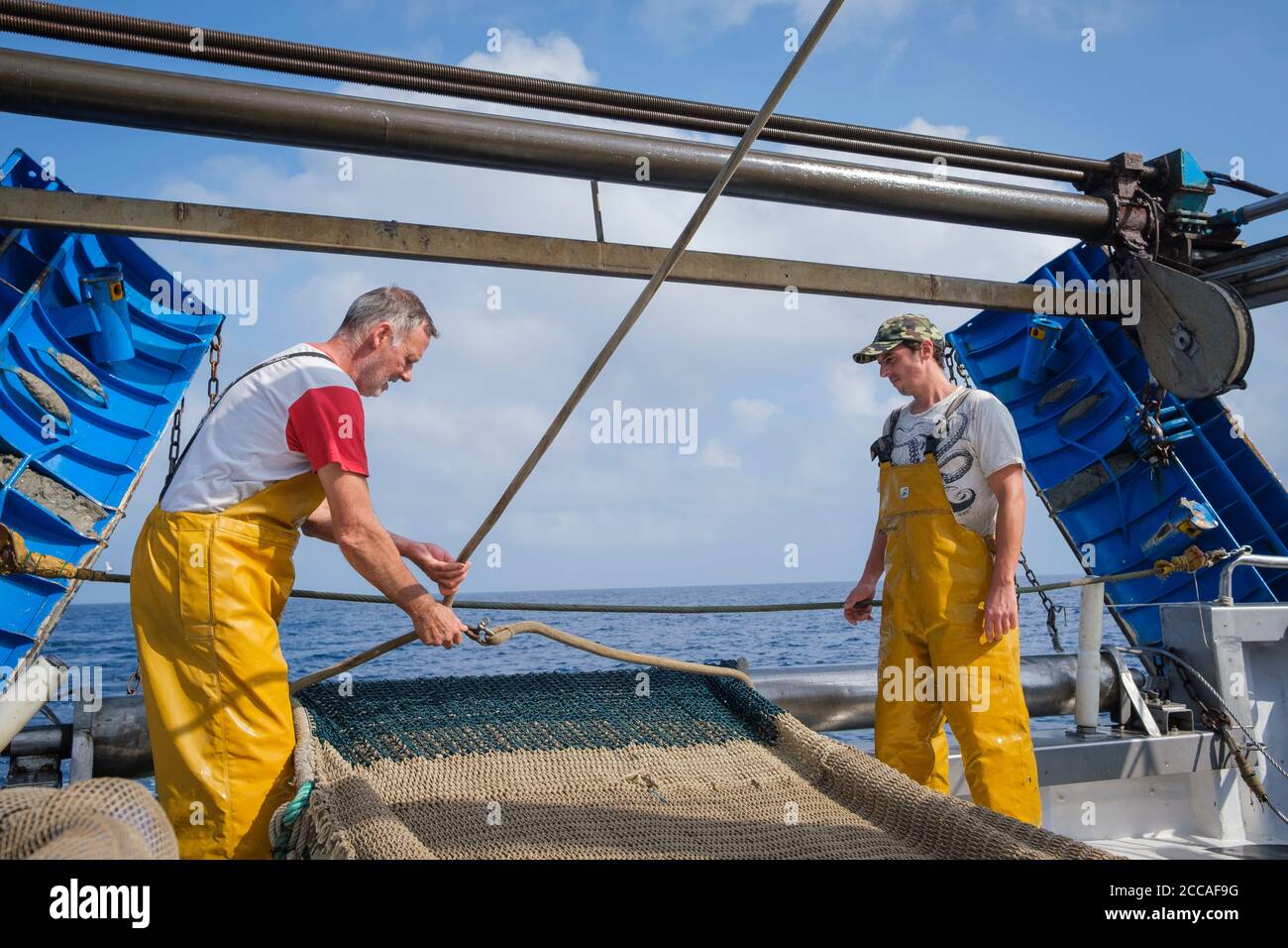 Fischer, die an einem Trawler arbeiten. Palamós. Costa Brava. Katalonien. Spanien. Stockfoto