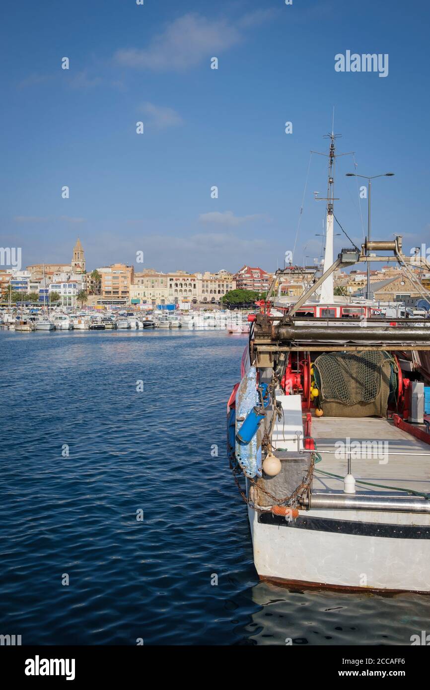 Boote im Hafen von Palamós mit dem Dorf im Hintergrund vertäut. Costa Brava. Provinz Girona. Katalonien. Spanien. Stockfoto