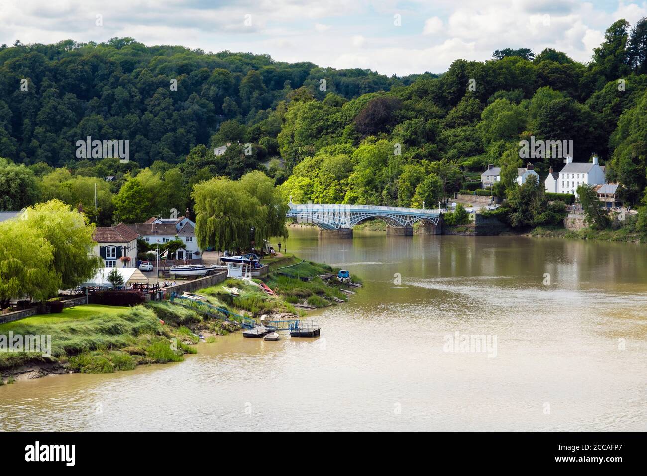 Blick entlang des Flusses Wye zum Riverside Park und Old Wye Bridge an der Grenze zwischen englischen und walisischen Nationen. Chepstow, Monmouthshire, Wales, Großbritannien Stockfoto