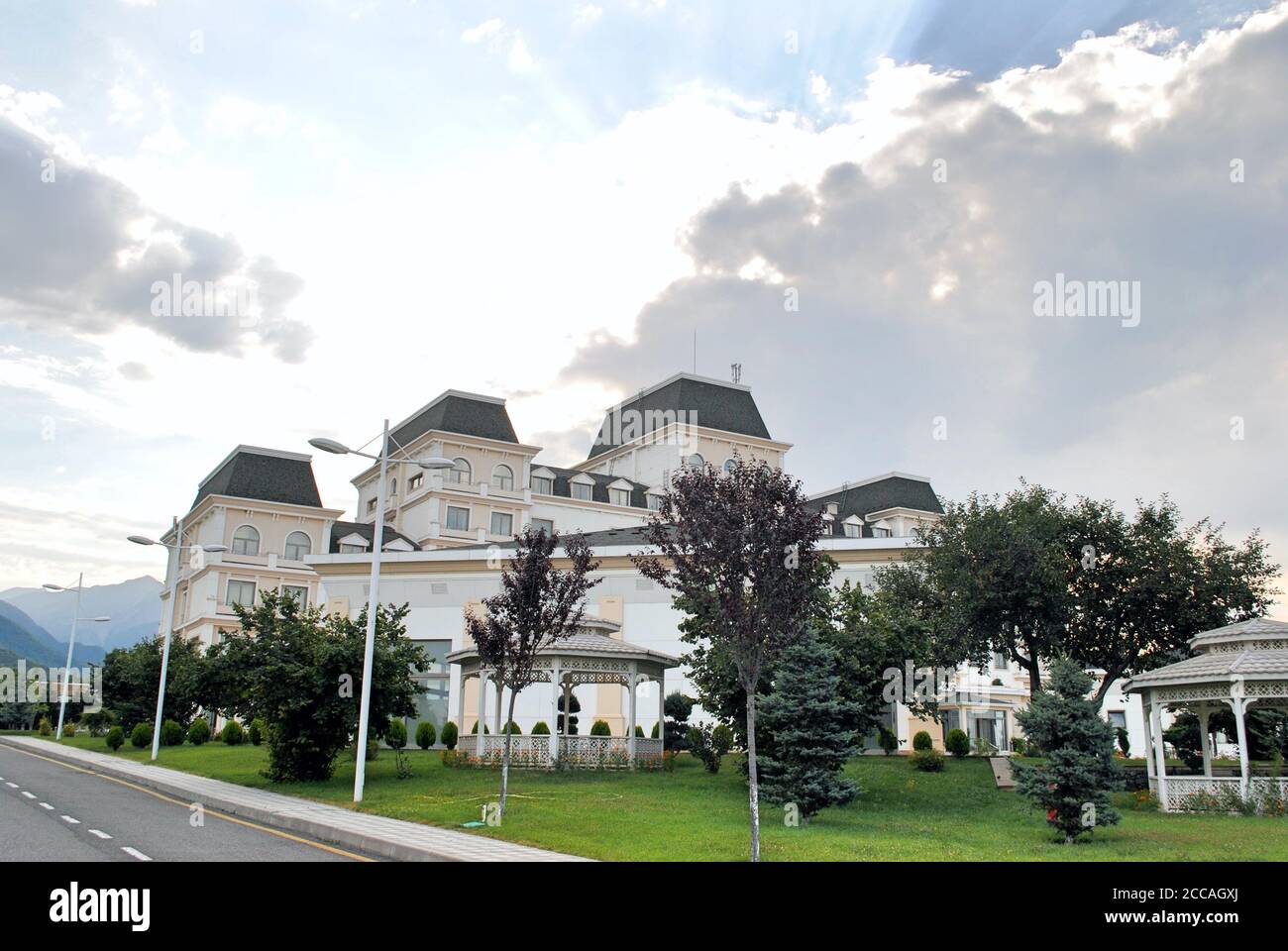 Neue Häuser am Fuße des Kaukasus-Gebirges mit schneebedeckten Hintergrund. Gabala Aserbaidschan Stockfoto