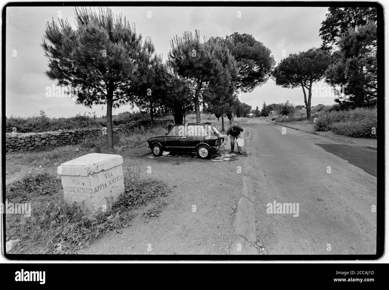 Ein Auto waschen. Die Via Appia (Via Appia) ist eine der frühesten und strategisch wichtigsten römischen Straßen der antiken republik. Sie verband Rom mit Brindisi, im Südosten Italiens. Seine Bedeutung wird durch seinen gemeinsamen Namen, der von Statius aufgezeichnet: Die Straße ist nach Appius Claudius Caecus benannt, dem römischen Zensor, der den ersten Abschnitt als Militärstraße in den Süden 312 v. Chr. begann und beendete[4] während der Samnite-Kriege. Stockfoto