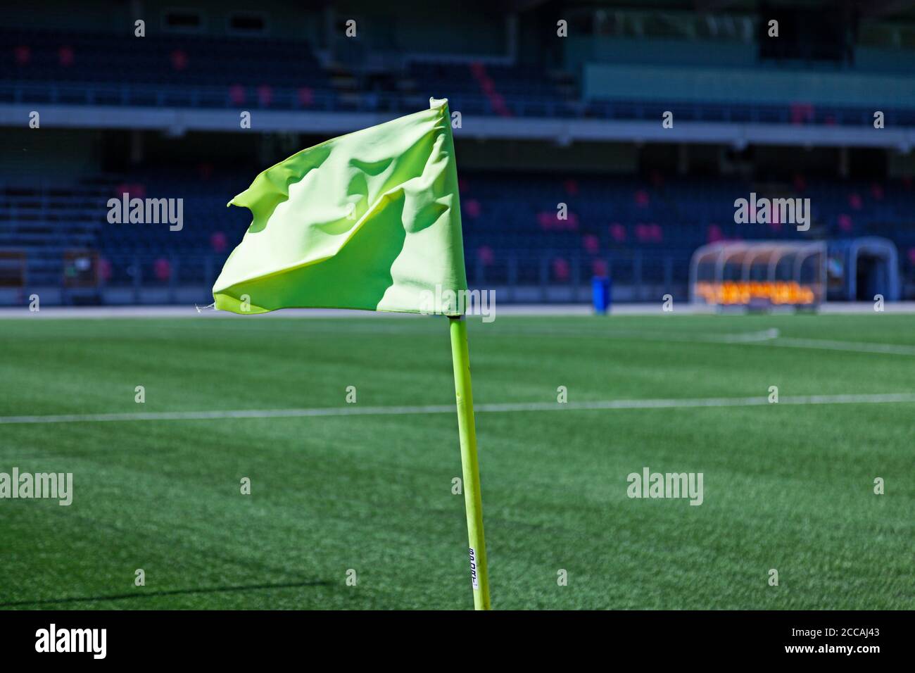 Umea, Norrland Schweden - 20. Juni 2020: Gelbe Flagge auf einer leeren Fußballarena während der Corona-Zeit Stockfoto