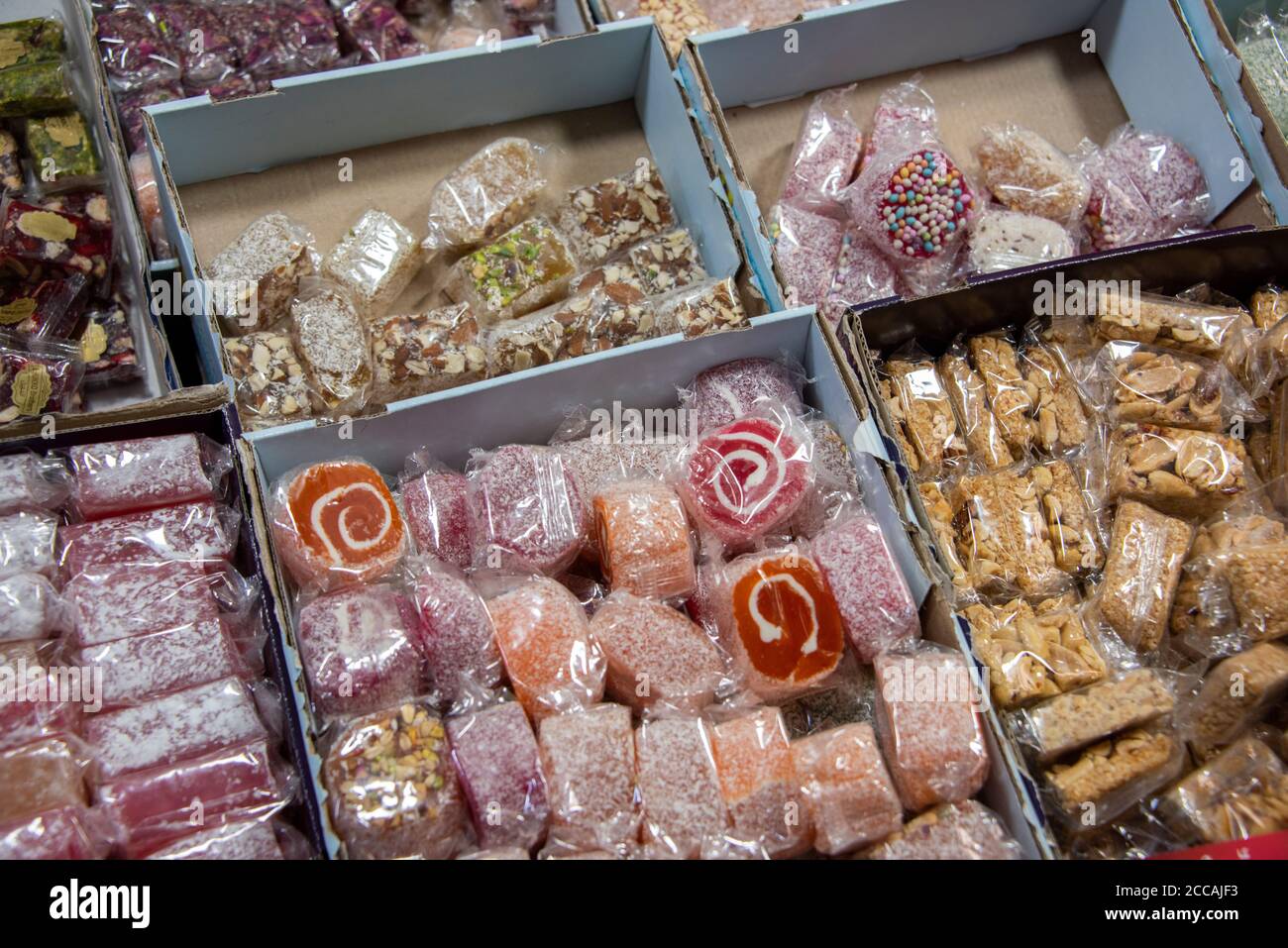 Israel, Jerusalem, Altstadt, Via Dolorosa. Typische Süßigkeiten Verkäufer stehen. Stockfoto