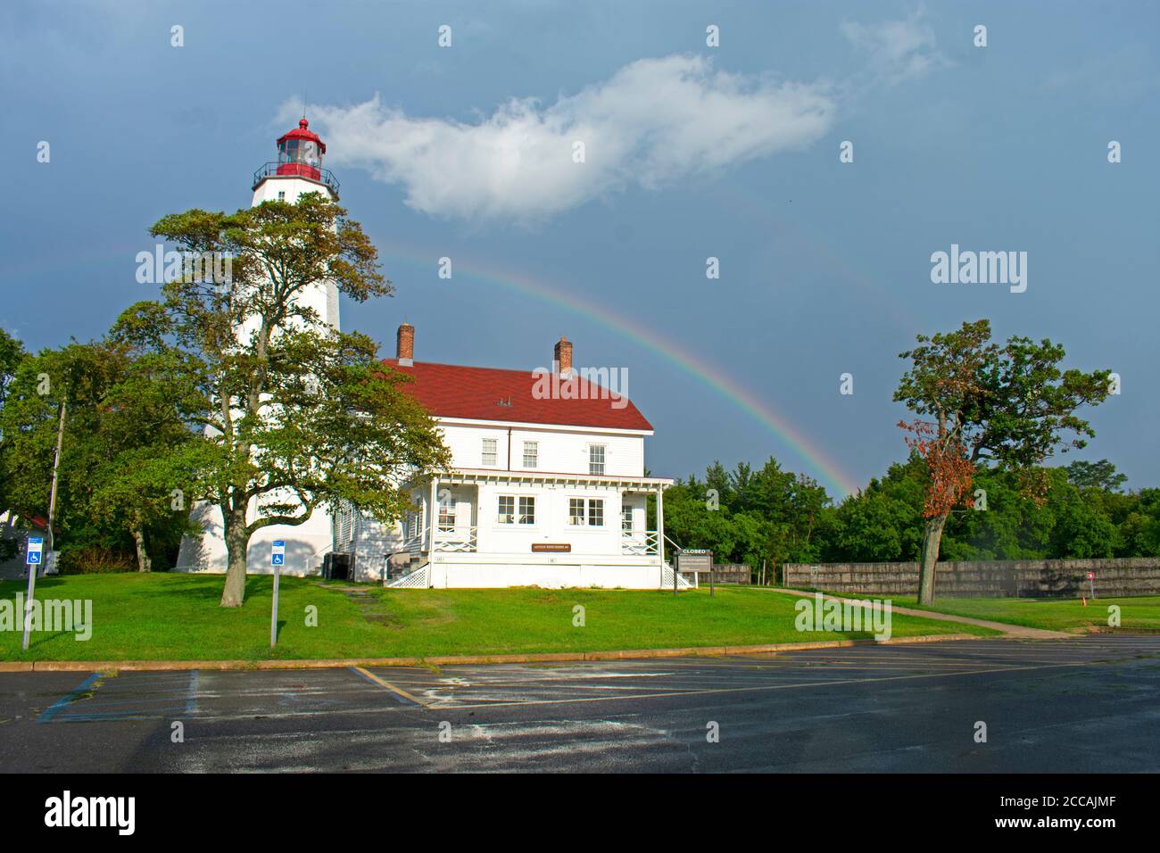 Leuchtturm bei Sandy Hook, New Jersey und ein sichtbarer Regenbogen, nach einem kurzen, aber schweren Regenschauer Stockfoto