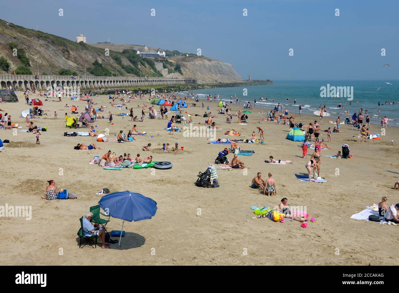 Menschen Folkestone Beach Kent England Stockfoto