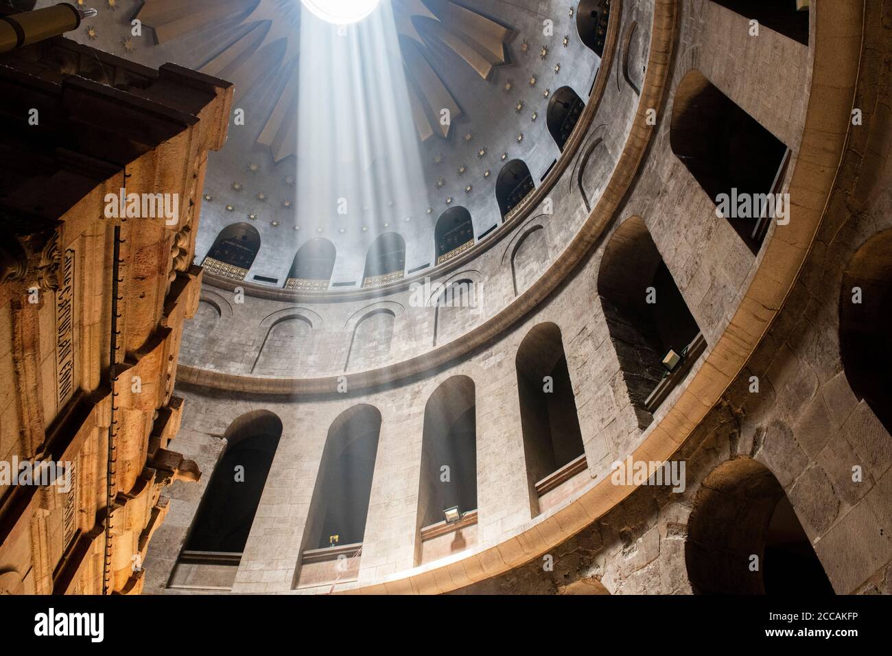 Israel, Jerusalem, Altstadt, Via Dolorosa, Grabeskirche. Kirche im Inneren, der Dom der Anastasis mit der Ädikula. Stockfoto