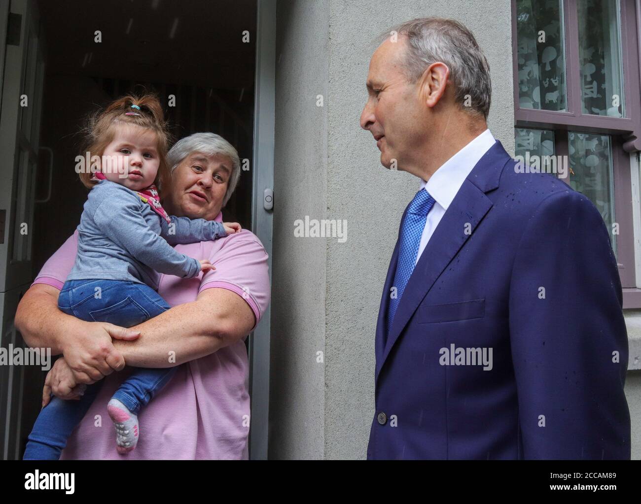 Ein Taoiseach Micheal Martin plaudert mit Einheimischen zusammen mit dem kleinen Baby Mia Thornton, als er die überschwemmten Häuser und Geschäfte von Skibbereen am Morgen besucht, nachdem eine Flut umfangreiche Schäden an einer Reihe von Räumlichkeiten in der beliebten irischen Touristenstadt verursacht hatte. Stockfoto