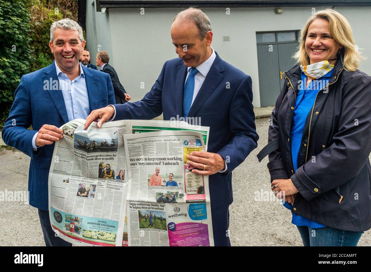 Skibbereen, West Cork, Irland. August 2020. Ein Taoiseach Micháel Martin besuchte die Opfer der Überschwemmungen in Skibbereen in der vergangenen Nacht. Der Taoiseách liest einen Artikel über sich selbst in der Lokalzeitung The Southern Star. Mit Senator Tim Lombard und Cllr. Karen Coakley. Quelle: AG News/Alamy Live News Stockfoto