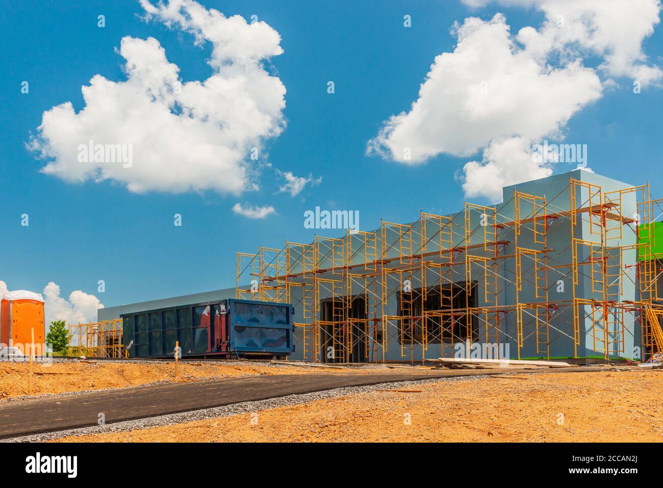Horizontale Aufnahme von Gerüsten für Maurer auf einer neuen kommerziellen Baustelle. Stockfoto