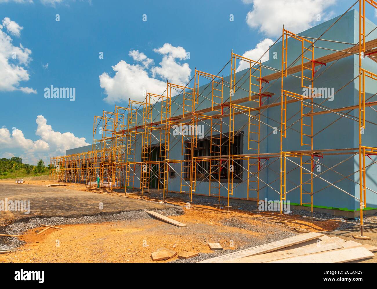 Horizontale Aufnahme von Gerüsten auf einem neuen kommerziellen Bauprojekt. Stockfoto