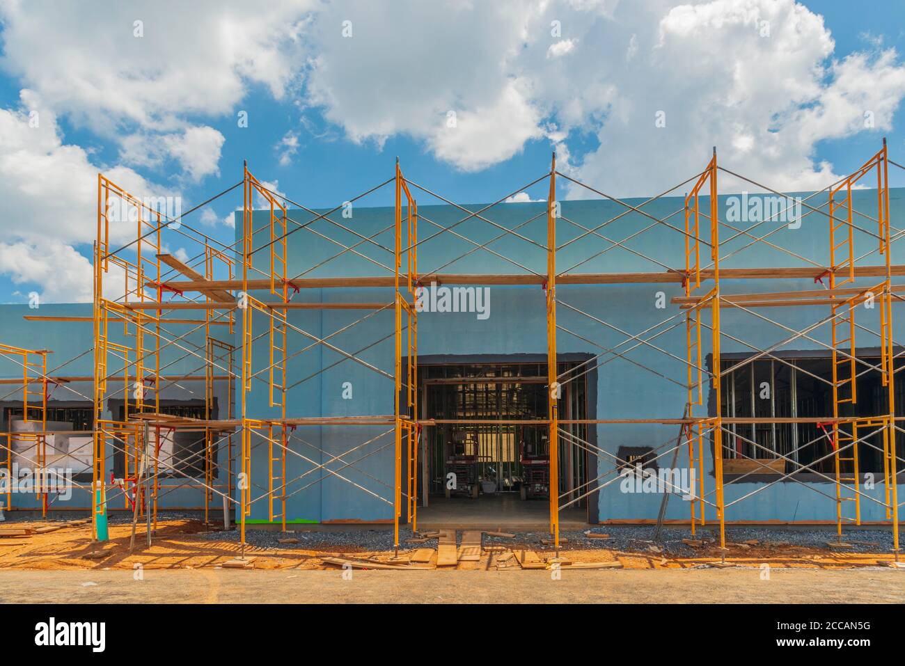 Horizontale Aufnahme von Gerüsten um ein neues Geschäftsgebäude im Bau. Stockfoto