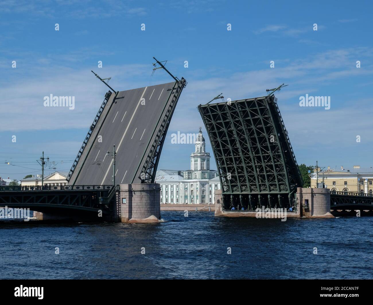Zugbrücke in St. Petersburg, Russland. Das Kunstkameragebäude zwischen den Öffnungen der Brücke. Stockfoto