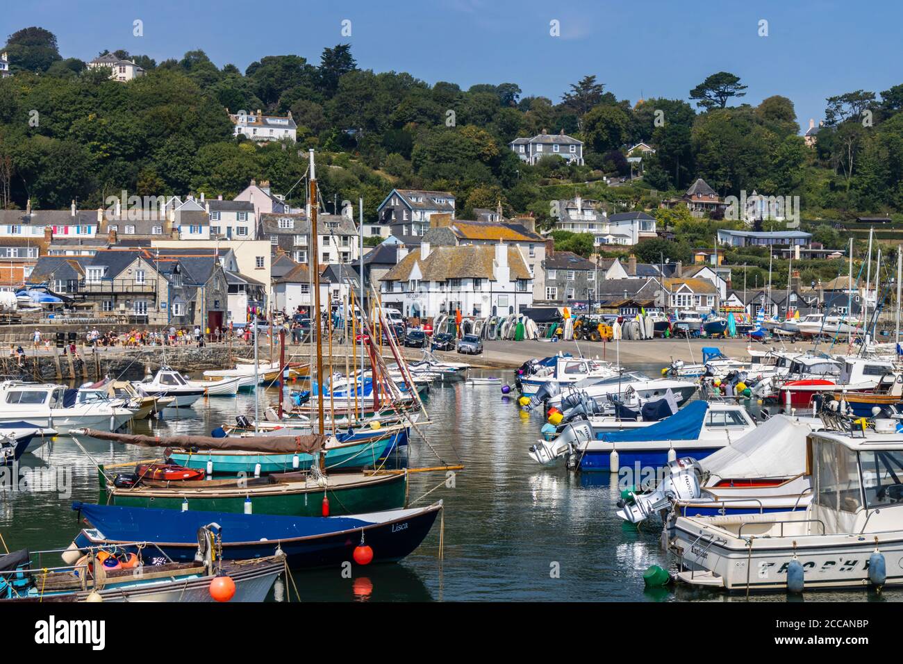 Segel- und Motorboote liegen im Cobb in Lyme Regis, einem beliebten Badeort an der Jurassic Coast in Dorset, Südwestengland Stockfoto